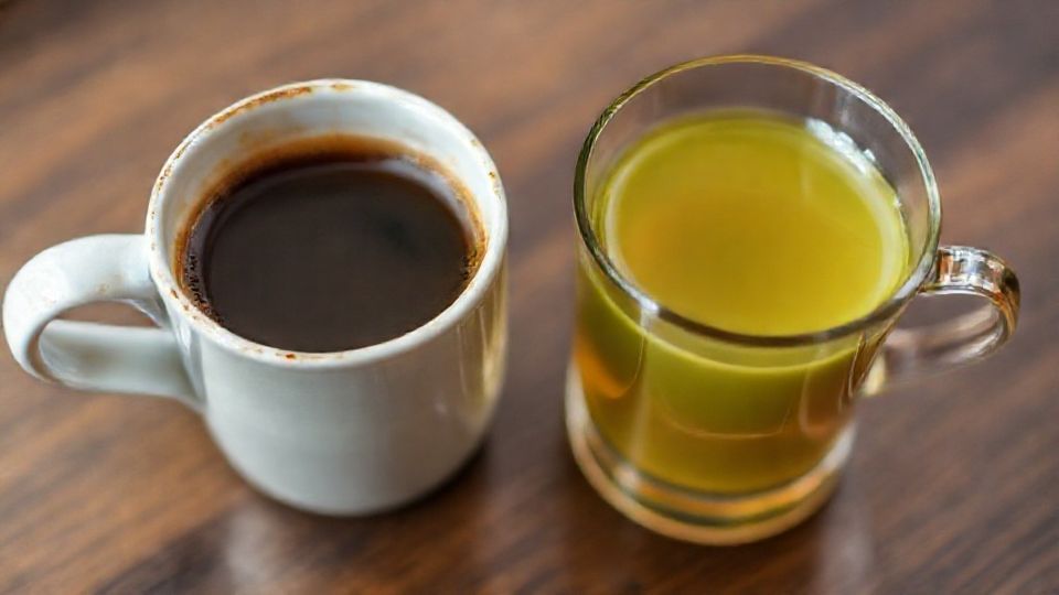 コーヒーと緑茶が並べられ、混ざり合う様子を暗示する、温かみのあるイメージ