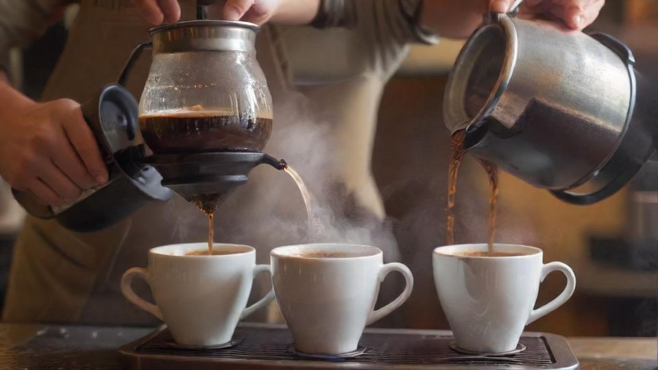 コロンビア ナリーニョ ラウニオン ジョーカーを淹れるバリスタの手元のクローズアップ