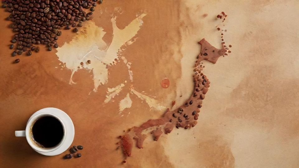 日本の地図が描かれ、特定の都道府県がハイライトされ、周りにコーヒー豆と湯気の立つコーヒーカップ、そして疑問符が描かれている、暖かく魅力的な色彩
